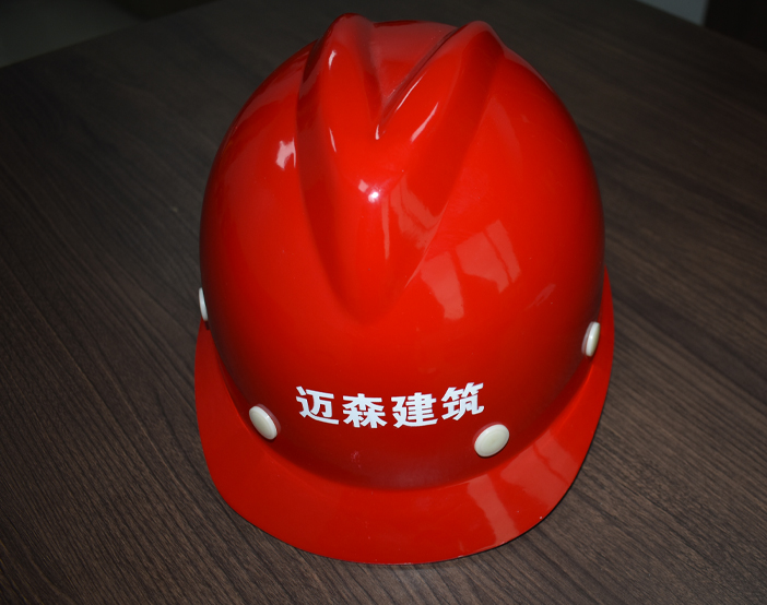 講述施工現(xiàn)場佩戴建筑安全帽注意事項。